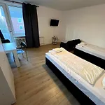 3-zimmer Monteurwohnung Mit Balkon Appartement *